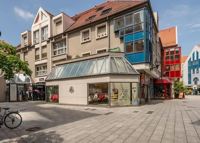 Centre Historique, Place De La Reunion *